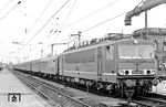 Der heute noch erhaltene Prototyp der 250 001 in Magdeburg Hbf. Abweichend von der späteren Serie hatte sie weit nach unten gezogene Frontfenster und das dritte Spitzenlicht darüber. (08.08.1980) <i>Foto: Thomas Fischer</i>