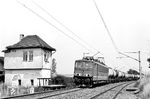 250 088 (Bw Weißenfels) an der Blockstelle Flurstedt nahe Apolda. Das Personal reiste damals noch per Bahn an, deshalb befand sich in beiden Richtungsgleisen ein kurzer hölzerner Behelfsbahnsteig. (16.07.1985) <i>Foto: Thomas Fischer</i>