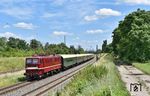 Die ostdeutschen Eisenbahnfreunde waren sehr glücklich darüber, dass die Firma Triangula die 211 073 nach dem verhunzten weißen Aussehen der Lok äußerlich wieder ansprechend aufgearbeitet hat. Leider sind Einsätze dieser Maschine sehr selten. Im Juli 2024 zog sie einen Sonderzug von Eisenach nach Warnemünde. Der Leerreisezug von Niederwiesa nach Eisenach wurde in Schkeuditz (Leipzig - Halle) abgepasst. (05.07.2024) <i>Foto: Ralf Opalka</i>