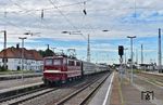 Der Wetterbericht hatte zwar ganztägig Sonne versprochen, aber Murphy ("Alles was schiefgehen kann, wird schiefgehen") sorgte dafür, dass diese erst 15 Minuten nach Durchfahrt des Sonderzuges mit 211 073 in Großkorbetha richtig schien. Statt der Bahnhofseinfahrt wurden daher diesmal das Empfangsgebäude und die alten Bahnsteige mitsamt eines Hl-Vorsignals auf dem Bahnsteig fotografiert. Der schwarze Kreis am Signalmast bedeutet übrigens, dass es sich um einen Vorsignalwiederholer handelt. (06.07.2024) <i>Foto: Ralf Opalka</i>