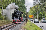 Die Blechlawine auf der Straße vom Ostseebad Göhren stört 99 783 bei der Einfahrt nach Baabe wenig. (21.08.2024) <i>Foto: Joachim Schmidt</i>