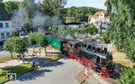 99 1781 dampft mit einem Persoennzug nach Binz durch das Ostseebad Baabe. Der Kurort liegt im Südosten der Ostsee-Insel Rügen zwischen den Ostseebädern Sellin und Göhren auf der Halbinsel Mönchgut. (26.08.2024) <i>Foto: Joachim Schmidt</i>