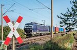 370 035 der Industrial Division Sp. z o.o. (Wroclaw) mit einem auffallend sauberen Containerzug der "Neuen Seidenstraße" bei Königslutter am Elm. Die "Neue Seidenstraße" ist ein chinesisches Projekt zum Auf- und Ausbau interkontinentaler Handels- und Infrastruktur-Netze zwischen der Volksrepublik China und über 100 weiteren Ländern weltweit geplant und zur Umsetzung gebracht. Der Name ist in Anlehnung an die historische Seidenstraße gewählt. (06.09.2024) <i>Foto: Joachim Schmidt</i>