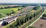 Mit einem Kesselwagenzug aus Bremen begegnet 192 001 der Eisenbahngesellschaft Ostfriesland-Oldenburg kreuzungsfrei einem Güterzug mit einer Captrain 193 aus Seelze am Überwerfungsbauwerk östlich von Wunstorf. (07.09.2024) <i>Foto: Joachim Schmidt</i>