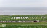 Blick über das nordfriesische Wattenmeer zur dänischen Insel Rømø während 218 497 mit dem IC 2215 den Hindenburgdamm fast hinter sich gebracht hat. (03.08.2024) <i>Foto: Joachim Schmidt</i>