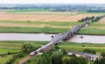 218 497 passiert mit dem IC 2215 nach Köln die Eiderbrücke bei Friedrichstadt. Das über hundert Jahre alte Bauwerk wird aktuell (2024) saniert, sorgt aber dennoch immer wieder für Ärger. So konnte am 28. August 2024 nach der Durchfahrt eines Schiffes die Brücke nicht wieder ganz geschlossen werden und es fuhr zwischen Husum und Heide kein Zug mehr. (02.08.2024) <i>Foto: Joachim Schmidt</i>