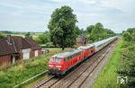 218 322 und 218 379 befördern den IC 2375 (Westerland/Sylt - Frankfurt/M) durch Heiligenstedten bei Itzehoe. (02.08.2024) <i>Foto: Atijana Schmidt</i>