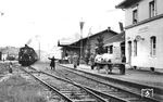 Im Bahnhof Lindenberg (Allgäu) wird an einem Sonderzug mit der Lindauer 98 855 gerade die Bremsprobe ausgeführt. Anlass des Sonderzuges war wohl die Eröffnung des Reichsbahn-Waisenhorts in Ellgassen (Lindenberg im Allgäu) mit dem Haltepunkt 'Reichsbahn-Waisenhort' an der Bahnstrecke Röthenbach (Allgäu)—Scheidegg. Durch Zinsen des Stiftungskapitals, Spenden der Eisenbahner und Zuschüsse der Deutschen Reichsbahn unterstützte das 1929 gegründete Reichsbahn-Waisenhort (zuvor Eisenbahn-Töchterhort und Eisenbahn-Knabenhort) elternlose Kinder bei Kuren, Krankenhausaufenthalten und zu Ausbildungszwecken. Zudem organisierte es die Heimunterbringung von jährlich ca. 500 Waisen und Verschickung von Eisenbahnerkindern in Erholungsheime wie nach Lindenberg (Allgäu), das bis 2003 existierte. (22.05.1936) <i>Foto: RBD Augsburg</i>