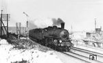 Eine unbekannte preußische S 9 mit einem Personenzug auf der Güterumgehungsbahn bei Misburg nahe Hannover. Links rangiert eine Lok der Hafenbahn Misburg. (1920) <i>Foto: Rudolf Kreutzer</i>