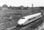 Der von Franz Kruckenberg 1929 konstruierte Schienenzeppelin auf seiner "Deutschlandfahrt" von Berlin über Magdeburg, Seesen, Paderborn, Wuppertal nach Düsseldorf. Das Versuchsfahrzeug führte später die inoffizielle Reichsbahn-Nummer 137 500, wurde nach Ankauf durch die Reichsbahn 1934 im RAW Tempelhof hinterstellt und 1939 dort verschrottet. (26.06.1931) <i>Foto: RVM</i>