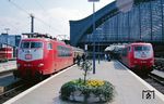 Die stündliche IC-/EC-Korrespondenz in Köln Hbf: Links 103 157 mit dem EC 27 "Frans Hals" (Amsterdam CS - München), rechts 103 102 mit IC 740 "Lenne-Kurier" (Dortmund - Köln). (06.04.1990) <i>Foto: Joachim Bügel</i>