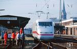 ICE-Triebkopf 401 006 fährt auf Probefahrt des AW Opladen als Dsts 89520 durch den Bahnhof Solingen-Ohligs (heute Solingen Hbf). In respektvollem Abstand wartet ein Trupp der Signalmeisterei. (10.04.1990) <i>Foto: Joachim Bügel</i>