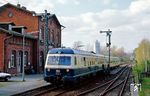 614 063 ist als Nt 6786 im Bahnhof Bockenem eingetroffen. Auf der heute streckenweise stillgelegten Bahnstrecke Derneburg–Seesen findet zwischen Bornum und Derneburg nur noch der Werksverkehr des Unternehmens HAW Linings statt.  (12.04.1990) <i>Foto: Wolfgang Bügel</i>