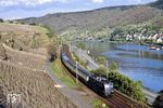 Die Kölner 110 130 mit D 2256 (Koblenz - Trier - Saarbrücken) bei Winningen an der Mosel. (19.04.1990) <i>Foto: Wolfgang Bügel</i>