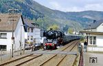 Einer der letzten besetzten Schrankenposten der Lahntalbahn befand sich in der Ortslage von Miellen. 01 150 rollt mit Sonderzug Dz 21764 durch den Ort, der  südwestlich von Bad Ems liegt. (22.04.1990) <i>Foto: Joachim Bügel</i>