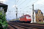 Die Hamburger 110 371 war eine der ersten 110 in der neuen orientroten Farbgebung mit weißem Lätzchen. Hier befördert sie den D 2021 (Dortmund - Frankfurt/M) durch Koblenz-Lützel. (22.04.1990) <i>Foto: Wolfgang Bügel</i>