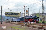 Der Sonderzug mit 01 150 fährt durch den Bahnhof Oberlahnstein. Das 1934 entstandene Reiterstellwerk "Of" ging am 13.07.2008 vom Netz, ist aber noch vorhanden. Der Gebäudeentwurf stammte vom Hochbaudezernenten der RBD Mainz Hans Kleinschmidt, der später Präsident der RBD wurde. (22.04.1990) <i>Foto: Joachim Bügel</i>