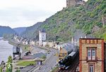 01 150 fährt mit Sonderzug Dz 21763 durch St. Goarshausen. Mangels Weitwinkel passte die Burg Katz nicht mehr aufs Bild. (22.04.1990) <i>Foto: Joachim Bügel</i>