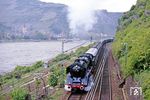 01 150 mit Sonderzug Dz 21763 bei Lorchhausen. Auf der gegenüberliegenden Rheinseite liegt Bacharach. (22.04.1990) <i>Foto: Wolfgang Bügel</i>