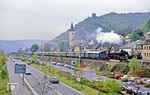 Im Mittelrheintal fährt 01 150 durch den vom Weinbau geprägten Ort Lorch mit der Kirche St. Martin und Burg Nollig. (22.04.1990) <i>Foto: Joachim Bügel</i>