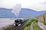 Kurz vor Rüdesheim dampft 01 150 mit Sonderzug Dz 21763 am Fotografen vorbei. (22.04.1990) <i>Foto: Wolfgang Bügel</i>