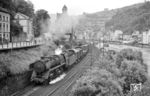 44 669 (Bw Hagen-Vorhalle) dampft mit einem südwärts fahrenden Güterzug durch Altena (Westf). (25.07.1958) <i>Foto: Jacques H. Renaud</i>