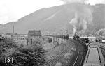 Während 50 1242 die Steigung nach Welschen Ennest in Angriff nimmt, wartet 44 1316 mit einem Güterzug auf die Einfahrt nach Altenhundem. (25.07.1958) <i>Foto: Jacques H. Renaud</i>