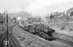 Mit einer Schiebelok verlässt 44 701 (Bw Altenhundem) vor einem Coilszug den Bahnhof Altenhundem. (25.07.1958) <i>Foto: Jacques H. Renaud</i>