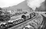 Für 44 701 geht es in Altenhundem in die Rampe nach Welschen Ennest. Die Coils sind auf amerikanischen Wagen der Bauart SSkms 49 verladen. (25.07.1958) <i>Foto: Jacques H. Renaud</i>