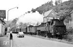 86 704 fährt mit einem Personenzug aus Freienohl neben der Bundesstraße 236 durch Altenhundem und wird gleich den Bahnhof erreichen. (25.07.1958) <i>Foto: Jacques H. Renaud</i>