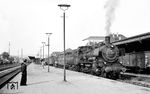 Im Bahnhof Siegen wartet 38 2977 (Bw Betzdorf) auf die Abfahrt des P 1629 nach Köln. (25.07.1958) <i>Foto: Jacques H. Renaud</i>