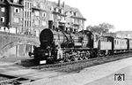 57 2015 wartet vor einem Reisezug für die Abstellanlage im Bahnhof Siegen. Die Wagen dürften dem Baujahr der Lok (1920) in nichts nachstehen. (25.07.1958) <i>Foto: Jacques H. Renaud</i>