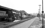 50 904 (Bw Betzdorf) fährt mit einem langen Nahgüterzug aus Betzdorf (Sieg) in den Bahnhof Siegen ein. (25.07.1958) <i>Foto: Jacques H. Renaud</i>