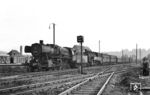 50 308 (Bw Siegen) leistet einer Erndtebrücker 93er Vorspann, die mit dem P 2530 aus Hilchenbach in Siegen einfahren. (25.07.1958) <i>Foto: Jacques H. Renaud</i>