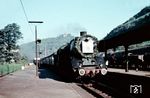 01 003 vom Bw Köln Bbf trifft mit dem Sonderzug "Klingender Rheinländer" aus Köln in Linz am Rhein ein. Der "Klingende Rheinländer" war in den 1950er Jahren ein „Musik- und Tanzzug“ und steuerte meist Ziele in den Weinanbaugebieten von Rhein, Mosel und Ahr an. (1956) <i>Foto: Carl Bellingrodt</i>