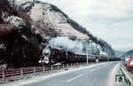 01 233 vom Bw Koblenz-Mosel hat mit dem D 704 (Dortmund - Oberstdorf) soeben die Blockstelle Pfalz in Höhe des Hotels "Haus Engelsburg" zwischen Oberwesel und Bacharach passiert. (04.04.1958) <i>Foto: Carl Bellingrodt</i>