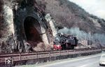 74 539 befand sich wohl auf der Rückfahrt vom AW Trier nach Frankfurt/M, als Carl Bellingrodt die Lok zwischen Oberwesel und Bacharach vor die Linse fuhr. (04.04.1958) <i>Foto: Carl Bellingrodt</i>