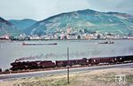 Zwischen Niederheimbach und Bacharach führt die Ludwigshafener 03 108 einen Eilzug durch das Rheintal. Auf der gegenüberliegenden Rheinseite liegt Lorch. (1955) <i>Foto: Carl Bellingrodt</i>