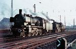 38 1282 (Zweitbesetzung) und 38 3439 warten in der Bw-Ausfahrt am Nürnberger Hauptbahnhof. 38 1282 war eine 1918 von Henschel direkt nach Polen gelieferte P 8, die im Zweiten Weltkrieg in den Bestand der Reichsbahn kam. Seit Dezember 1944 gehörte sie dem Bw Nürnberg Hbf an und war mit einem 39er-Tender der Bauart pr. 2'2'T 31,5 gekuppelt. (06.05.1956) <i>Foto: Carl Bellingrodt</i>