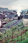 50 250 ist mit einem kurzen Güterzug in Oberwinter unterwegs. (05.1956) <i>Foto: Carl Bellingrodt</i>