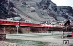 VT 11 5001 mit einem VT 08 fährt als TEE 31 "Rhein-Main" nach Amsterdam CS durch Bacharach. (1958) <i>Foto: Carl Bellingrodt</i>