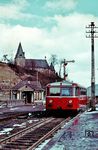 VT 95 9240 fährt in Dümpelfeld ein. Der Personenverkehr Dümpelfeld–Lissendorf wurde am 3. Juni 1973 eingestellt, der Güterverkehr Dümpelfeld–Hillesheim (Eifel) folgte am 30. September 1973. Anschließend wurde die Strecke abgebaut. Der restliche Abschnitt Hillesheim–Lissendorf wurde Ende 1982 stillgelegt und später demontiert.  (1956) <i>Foto: Carl Bellingrodt</i>