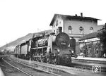 17 101 vom Bw Deutzerfeld ist mit dem D 164 (Amsterdam – Köln – Wiesbaden – Basel) in den Bahnhof Rüdesheim (Rhein) eingefahren. Eine "Restauration" sucht man hier heute vergebens. Für den Lokführer waren solche gekrümmten Bahnsteiggleise eine Herausforderung, da er für die Entgegennahme des Abfahrauftrags auf die andere Führerhausseite wechseln musste. Die Lok wurde am 02.06.1940 - inzwischen beim Bw Düsseldorf Abstellbf beheimatet - aus dem Bestand gestrichen. (1930) <i>Foto: Dr. Joachim Feißel</i>