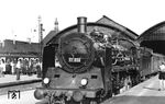 17 222 (Bw Cottbus) steht abfahrbereit vor dem E 176 (Glatz – Berlin Gzb) in Görlitz. Die Lok wird die 208 km bis Berlin vor dem Zug bleiben. (07.1937) <i>Foto: Slg. Gerhard Moll</i>