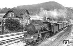 Die Hallenser 17 257 fährt mit dem FD 79 (München – Berlin Anh Bf) in den Bahnhof Saalfeld (Saale) ein. Die Lok lief von Nürnberg bis Halle (Saale) beachtliche 314 km durch.  (1928) <i>Foto: Carl Bellingrodt</i>