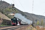 01 1066 mit einem Sonderzug nach Trier unterhalb der Burg Bischofstein zwischen Hatzenport und Moselkern. (03.04.2010) <i>Foto: Klaus D. Holzborn</i>