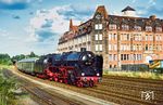 01 118 fährt mit ihrem Sonderzug aus Bayreuth in Nürnberg Hbf ein. Das Gebäude im Hintergrund gehört zu den Diehl-Werken, die u.a. die erste Funkarmbanduhr der Welt produzierten. (01.09.1985) <i>Foto: Klaus D. Holzborn</i>