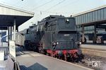 Die fünf 65er des Bw Essen Hbf fuhren seit den 1950er Jahren einen S-Bahn-ähnlichen Verkehr zwischen Düsseldorf und Essen. In Essen Hbf ist 65 017 mit einem Wendezug aus Düsseldorf angekommen. Ab 1. Mai 1966 fuhr bereits jeder zweite Zug mit V 100.20 und ab Fahrplanwechsel (29.5.) jeder Zug mit Diesel. Die 65er wurden nach Limburg umbeheimatet. (31.03.1965) <i>Foto: Klaus D. Holzborn</i>