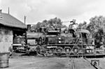 94 1909 (Bw Meiningen) in der Lokstation Schmalkalden. Obwohl die Lok sich äußerlich in einem äußerst gepflegtem Zustand befand, wurde sie 3 Monate später am 29.10.1974 abgestellt und am 26.11.1974 ausgemustert. (07.1974) <i>Foto: Martin Heller</i>