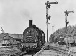 94 1909 im Bahnhof Schmalkalden. Links ist die Lokstation mit dem dreiständigen Schuppen zu sehen. Mit Errichtung der Strecke Wernshausen–Schmalkalden erhielt Schmalkalden am 2. April 1874 einen Eisenbahnanschluss. Fünfzehn Jahre später wurde die Strecke nach Zella-Mehlis verlängert, deren erstes Teilstück am 15. Dezember 1891 und das zweite am 25. Januar 1893 in Betrieb ging. Vorher war am 3. November 1892 der Bahnhof Schmalkalden mit Eröffnung der abzweigenden Bahnstrecke Schmalkalden–Brotterode zum Keilbahnhof geworden. 1996 wurde der Personenverkehr auf der zuletzt nur noch bis Kleinschmalkalden (Pappenheim) befahrenen Strecke nach Brotterode eingestellt und die Infrastruktur anschließend zurückgebaut. Seitdem ist der Bahnhof wieder ein reiner Durchgangsbahnhof. Von den ehemaligen Bw-Anlagen blieb der Lokschuppen erhalten, in dem sich heute ein Holzhandel befindet. (07.1974) <i>Foto: Martin Heller</i>